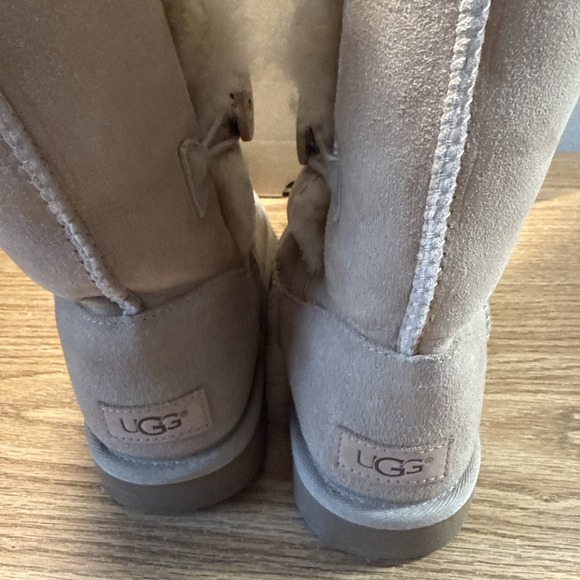 UGG W Bailey Button Triplet II Women's Boot, Size 8 Sand - Picture 8 of 13